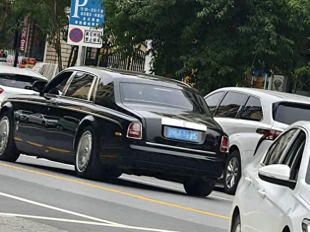 劳斯莱斯幻影也烧气，66666车牌吸睛，后备箱一打开，很多人不淡定了