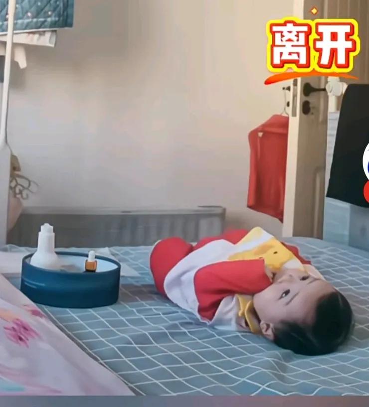 月嫂将孩子放在床上后离开，孩子翻滚时口水巾盖在脸上近两分钟，
妈妈在监控里看的心