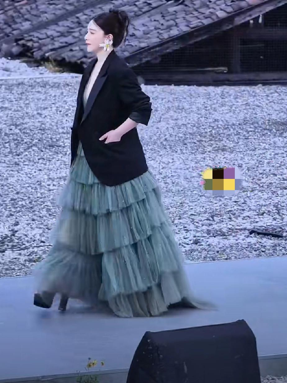 阚清子在拍摄的时候，摄影师让她侧一点身子，阚清子震惊的问摄影师，我已经这么胖了吗