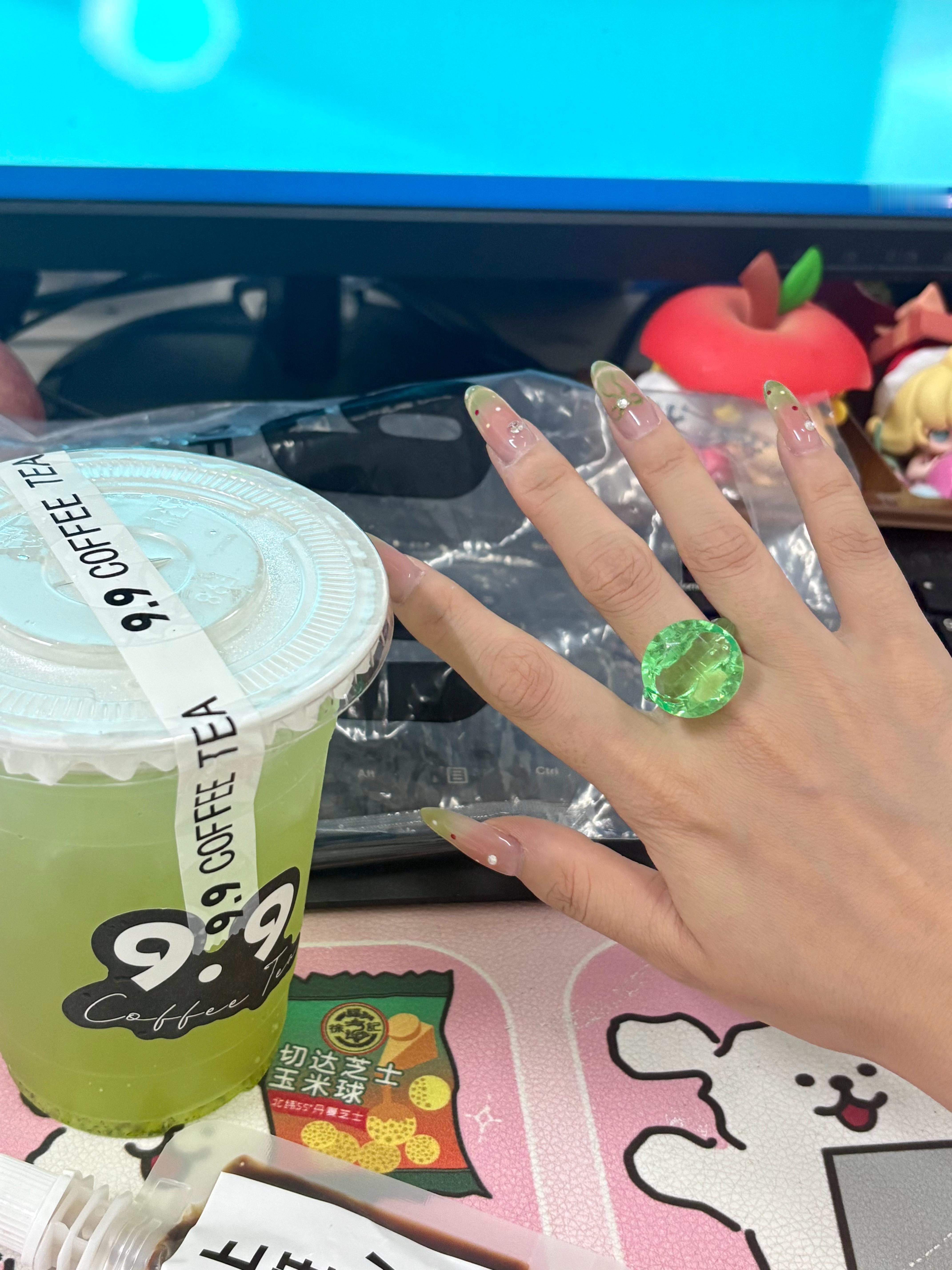 佳佳给我点的奶茶嘿嘿 哦不 是咖啡！都是绿色！我好喜欢！还送了绿色戒指哈哈哈哈哈