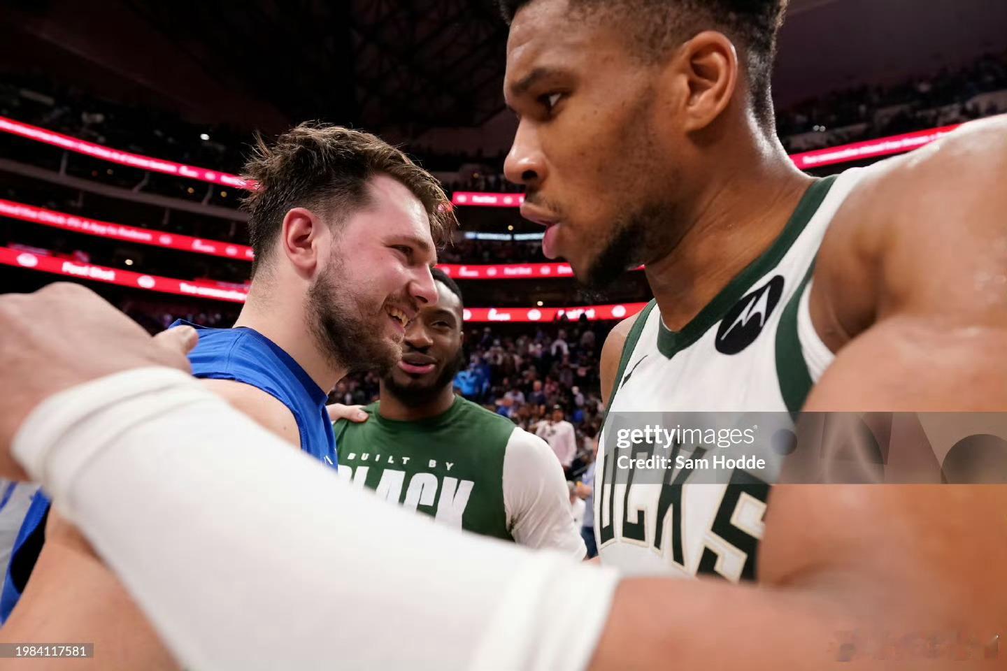 MFFL 来自Jake Fischer的消息。在2020年阿德托昆博与雄鹿完成￼