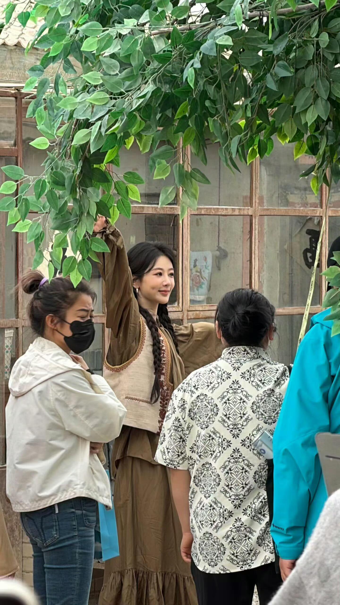 杨紫白菊回家白菊回家了！！有粉丝在大西北旅行在德令哈偶遇杨紫… 