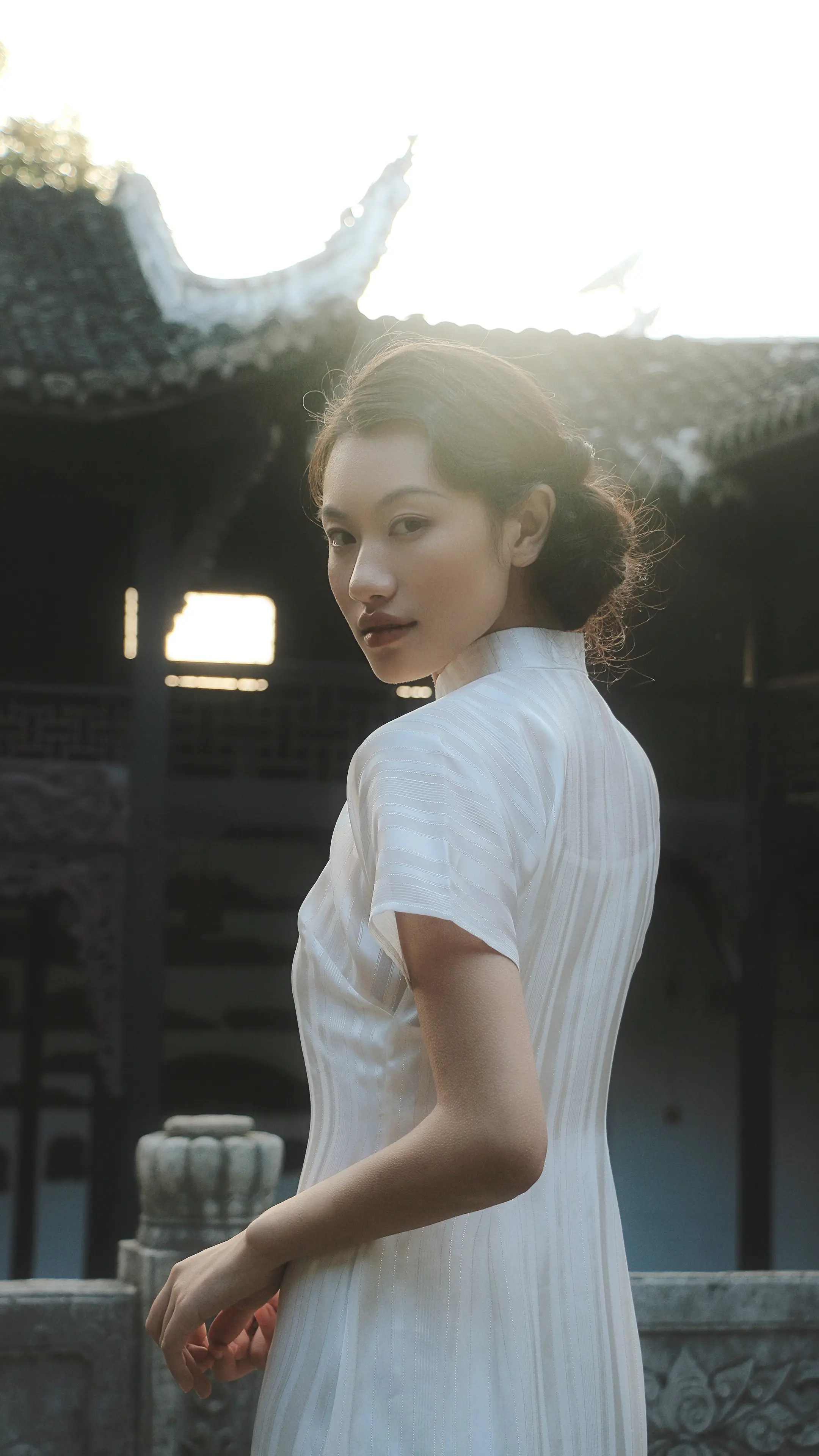 永远沉迷中式美学。冬天难得的☀️，拍着拍着起雾了，这张雾气和阳光的结合...