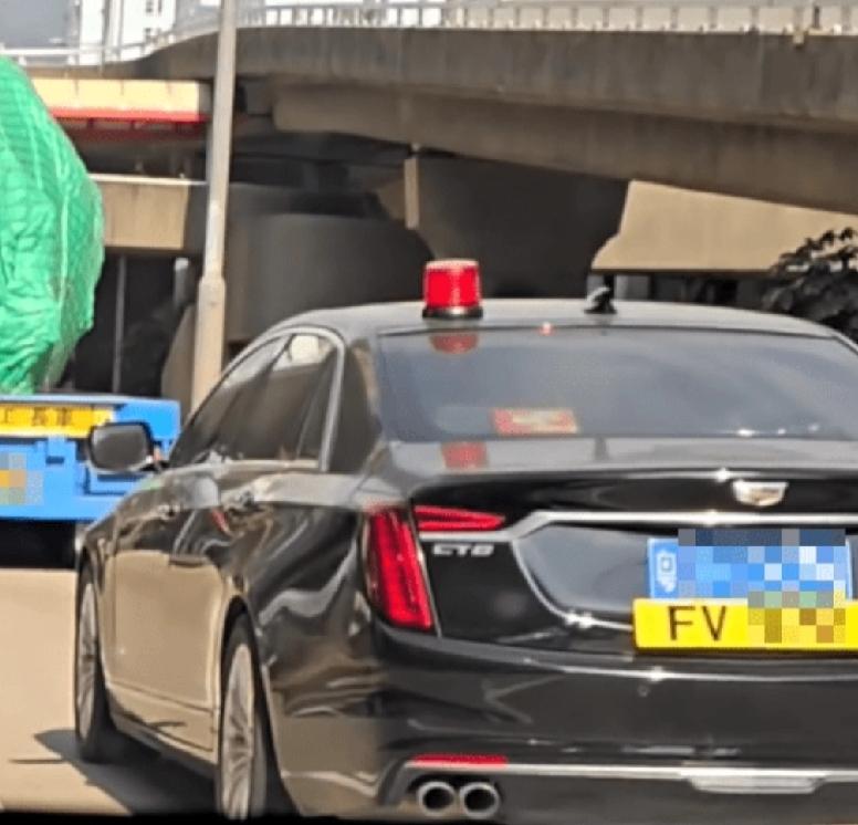 近日，网上流传一段行车记录影片，一辆挂有中港车牌的私家车行驶时，车顶后方装有红色