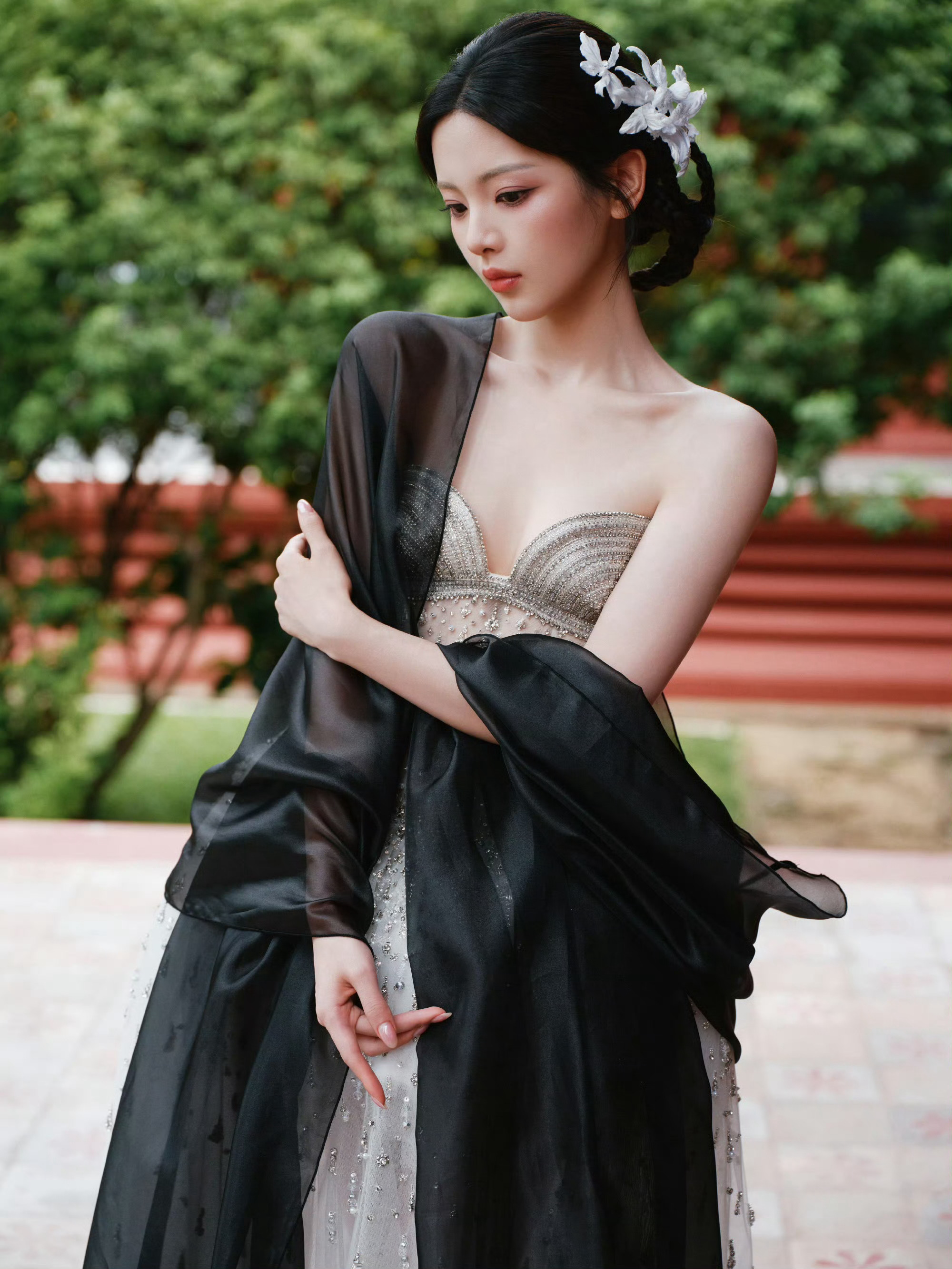 杨超越今日出席第四届柬埔寨亚洲电影节红毯造型，身着一袭Phan Huy 2026