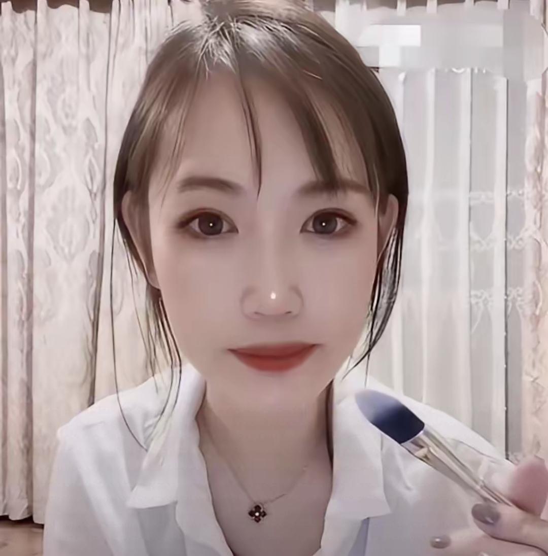 网上传马蓉发长文了，说心里挺后悔的。她跟王宝强离婚都快十年了，一直一个人过，宋喆