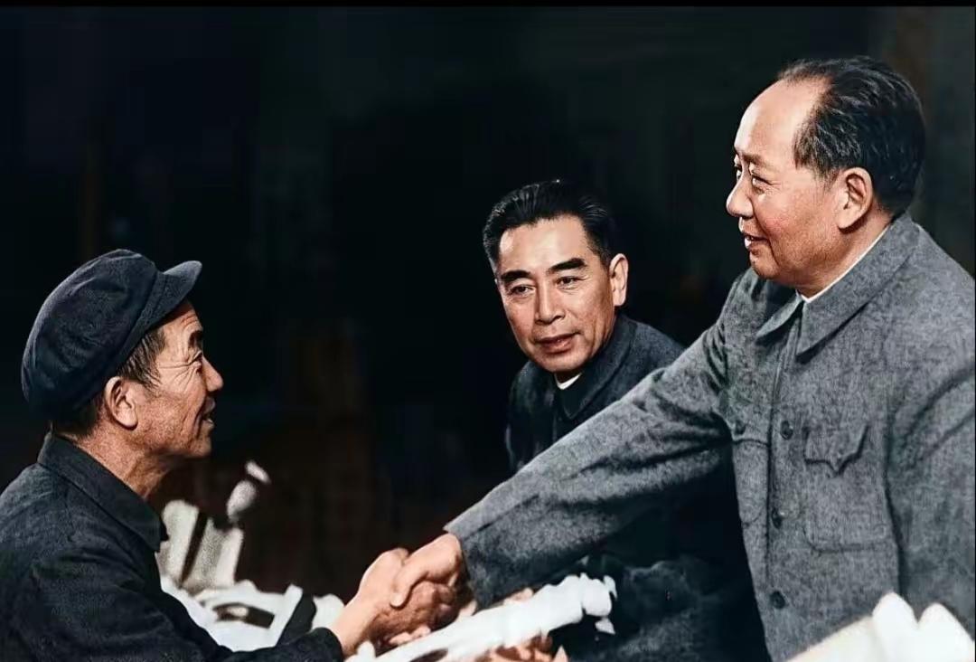 石油工人这双手，或许满是老茧与洗不净的油污，却正是“铁人”般产业工人的缩影。在毛
