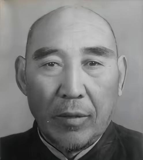 1936年，武术家寇运兴在德国柏林表演武术，遭到芬兰拳击手挑衅，说：我要用拳击挑