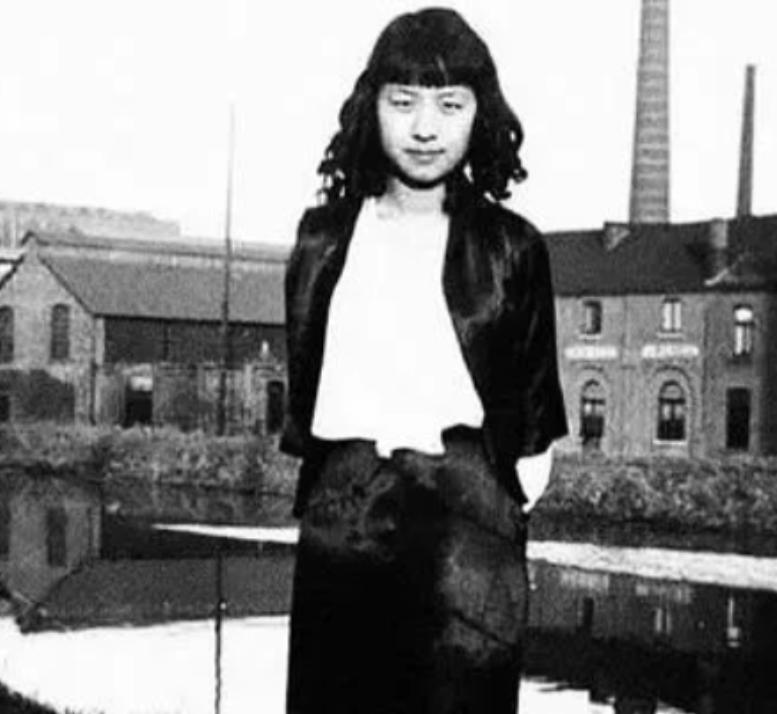 1943年，比利时青年罗格尔即将被德军执行绞刑，国王亲自向德军求情，却遭到德军无