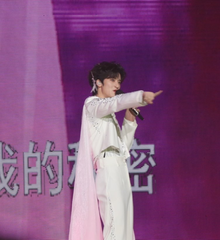 宝宝真的好漂亮呀 我可以把手伸到你的衣服里面吗  我不会做什么的  我只是想看看