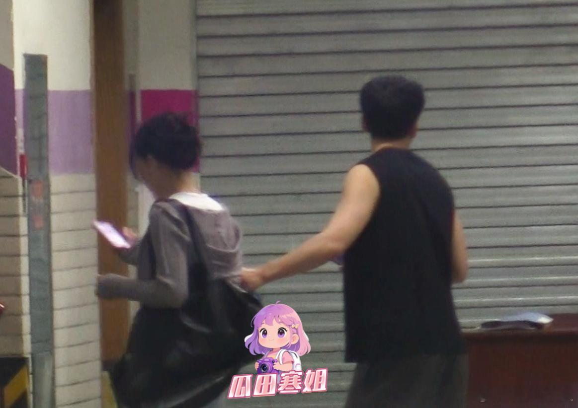 仝卓贾青这对姐弟俩好甜呐！两人一起开车回贾青家，疑似已经同居。过了两天，仝卓陪贾