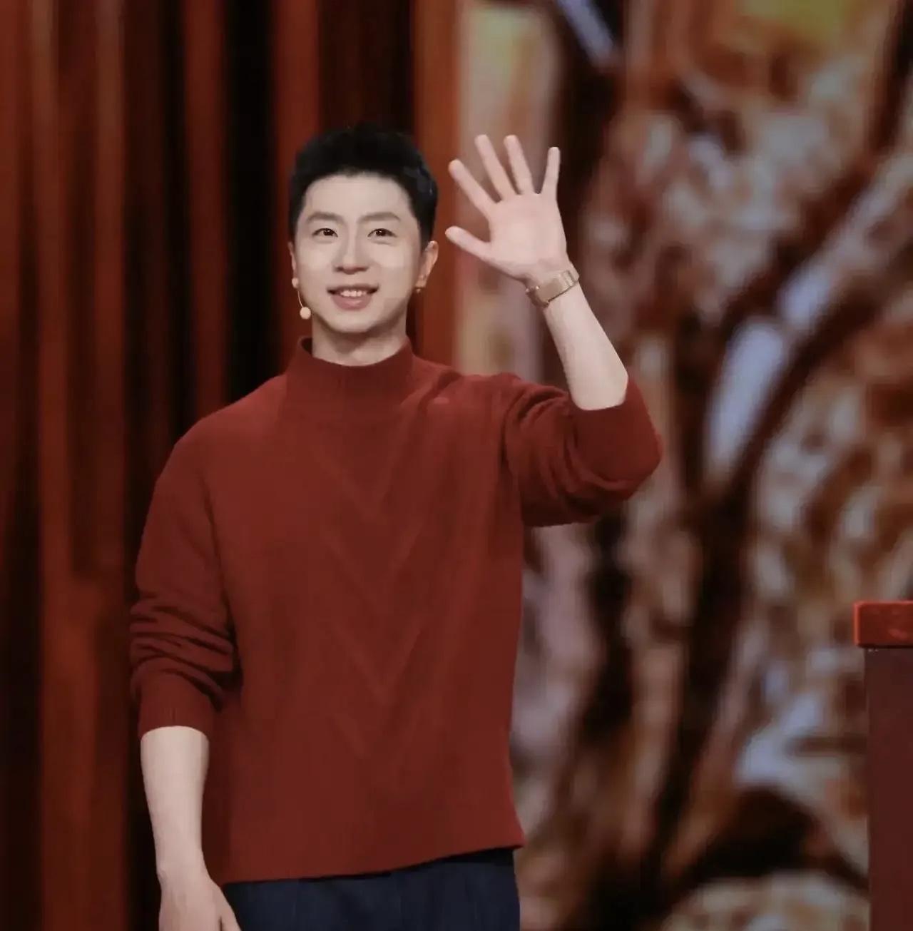 被问起落水先救谁，马龙说先救许昕，觉得广东仔樊振东水性好；许昕却反过来要救樊振东
