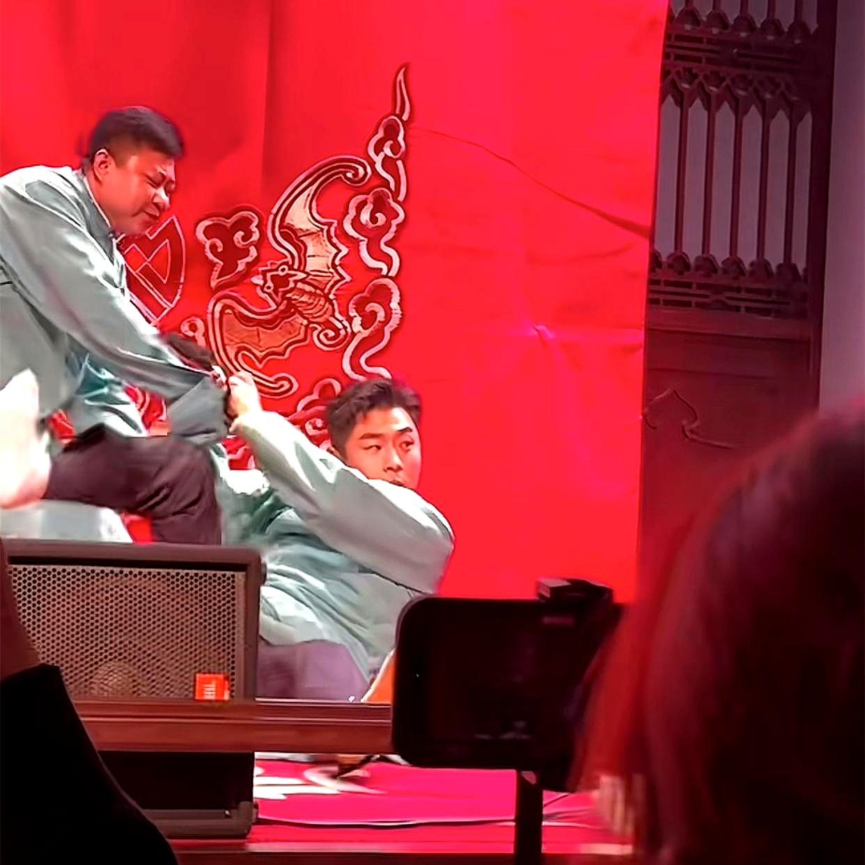 张九南刚报完名字，台下突然炸出一声脆生生的狗叫！
前一秒观众还在轮番喊他张剑宇