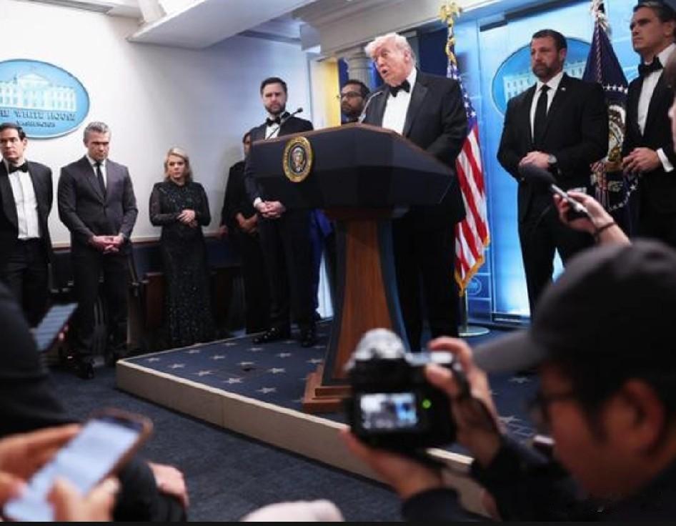 生死关头见真情，
白宫一声枪响，彻底撕开美国政坛真实人情冷暖。

谁也没想到，一