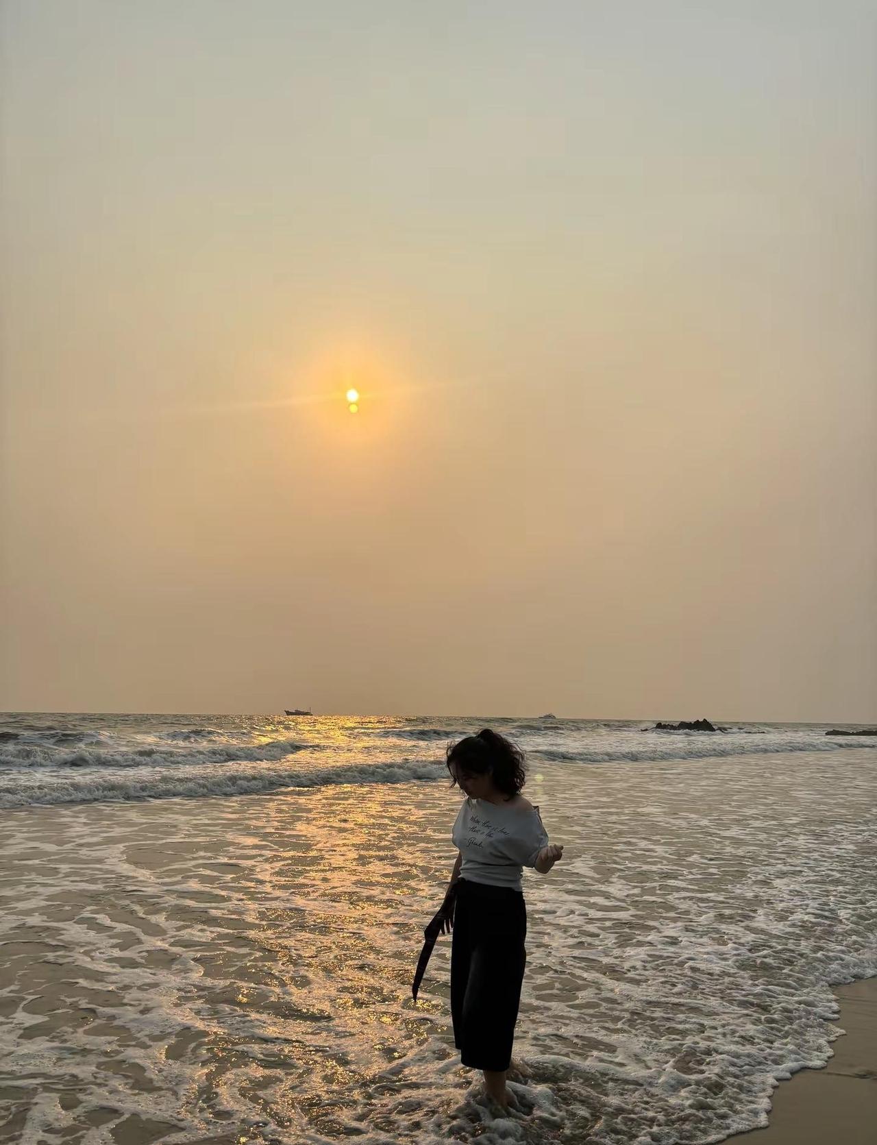 海边自愈。我的心气在慢慢消散 不再像以前那么热烈执着 顺着生活走 平淡度日 心无