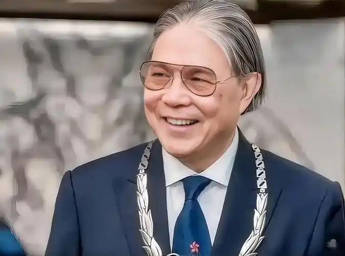 霍震霆一听到喜事两个字，嘴角根本压都压不住，不是官方假笑，是那种当爹的发自内心的
