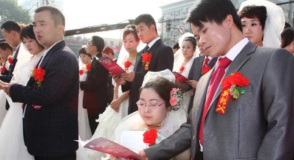 2011年，江西一男子不顾家人反对，娶瘫痪女子，新婚夜前夕，岳母支走宾客，凑到他