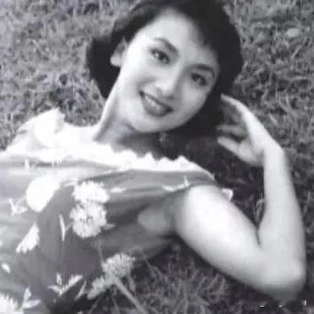 夏梦真是难得一见的美人，不光长得好看，心性更是通透。


不追名逐利，不贪恋那些