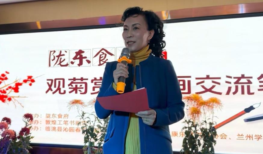 立冬兰州举办首次观菊
赏石书画交流文化活动

记者王志俭（穿石）文图

11月7