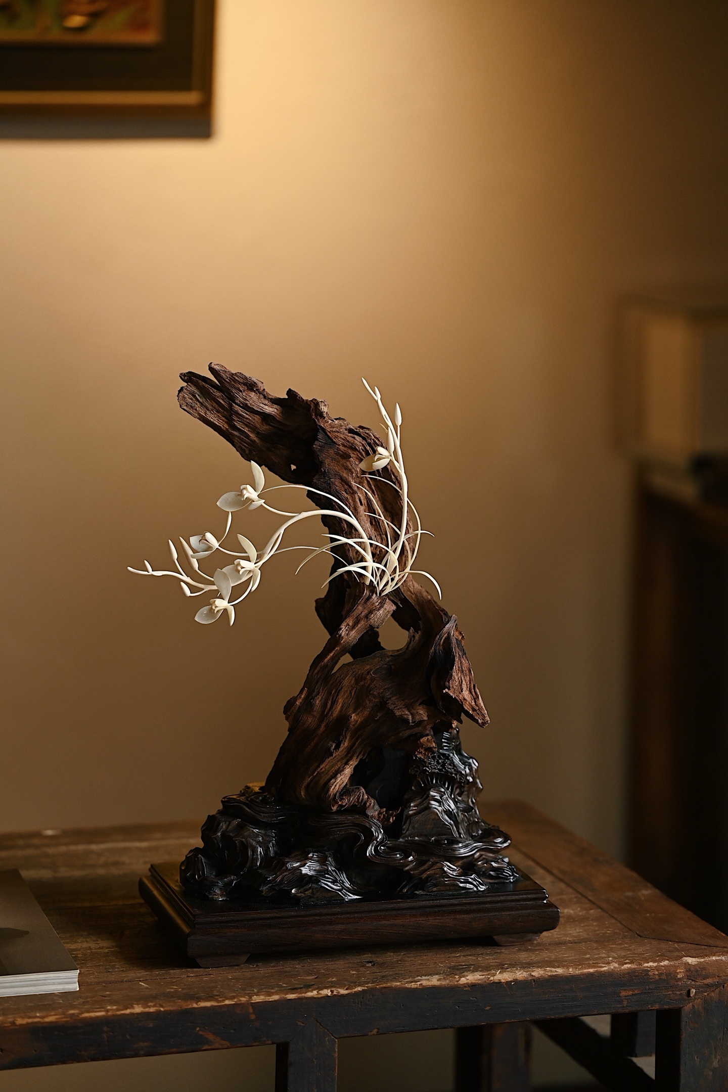 降真香×猛犸 | 幽园兰香 摆件取其自然之形，沉稳中不失灵动之势，兰花花叶玲珑，