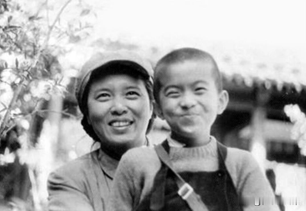 外交官龚澎与儿子乔宗淮的合影。抗战时期，龚澎在重庆八路军办事处工作，乔宗淮出生后