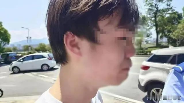 江西，抚州。少年小孟骑车发现路边一老人摔倒，小孟好心联系老人家属时，却被老人讹诈
