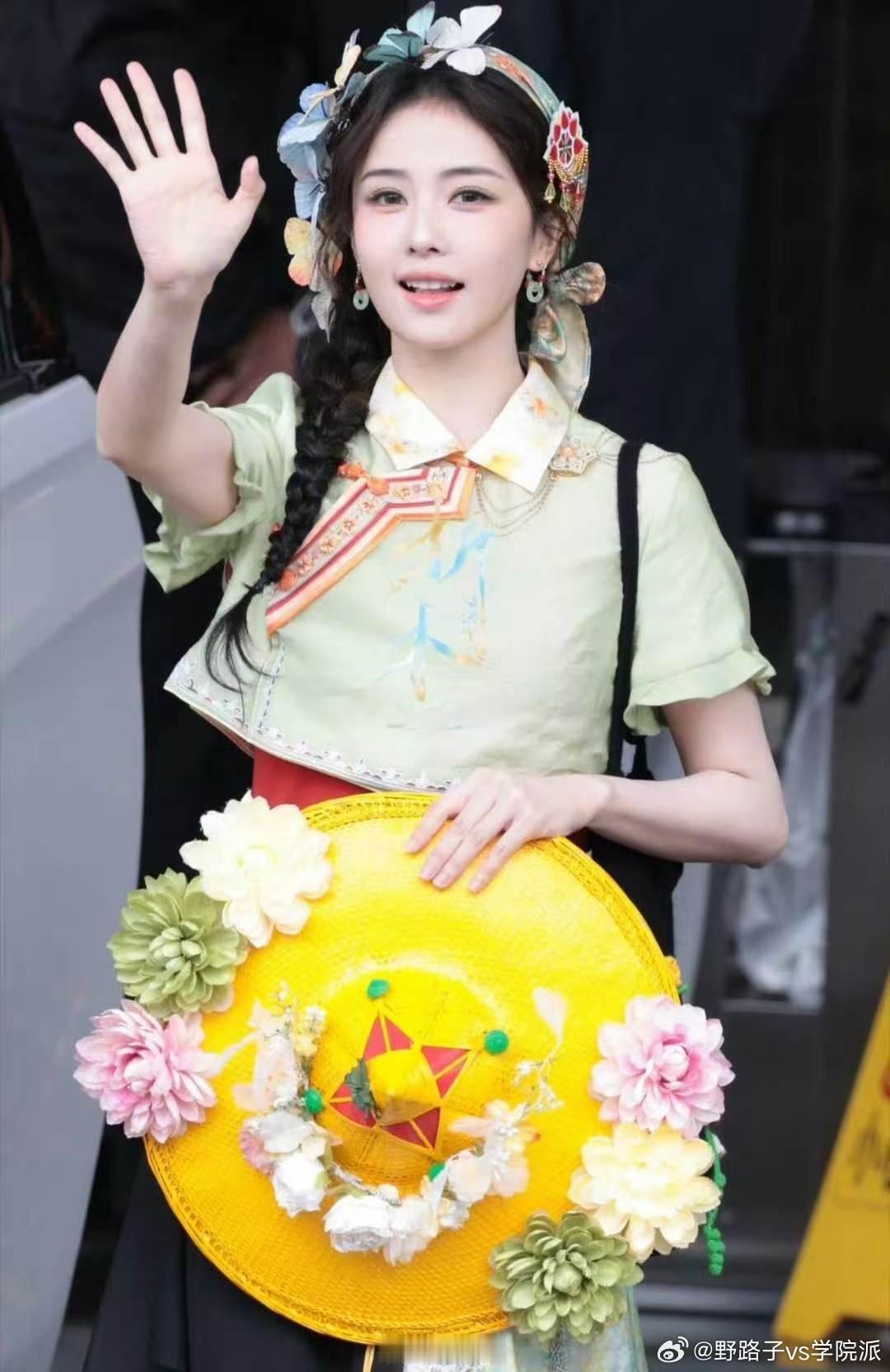 李昀锐和白鹿都穿了绿色系的衣服白鹿李昀锐穿了同色系衣服李昀锐孟子义又没在一队 清