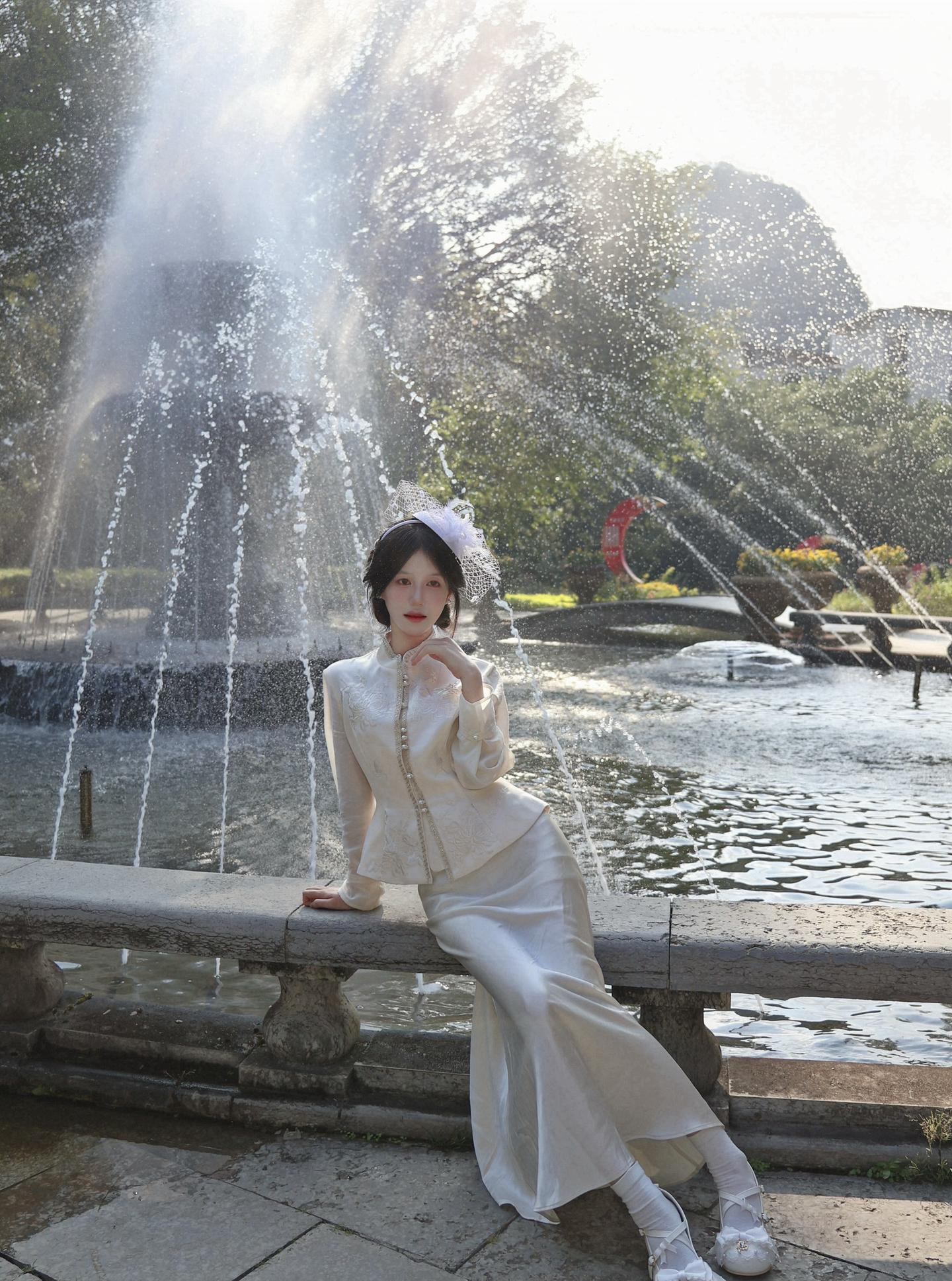 她走在岁月之后，我坐在繁华尽头