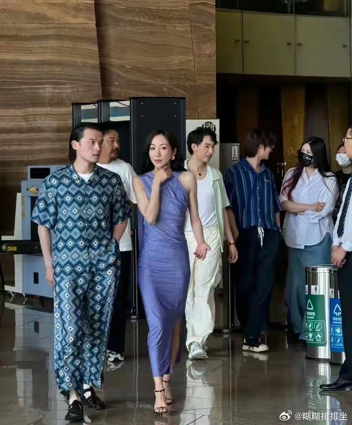 看了这张照片才知道胯的重要性，无胯没有曲线，有胯才是完美身材啊！ 