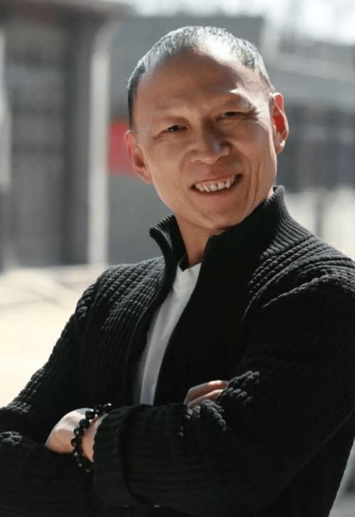 演员李明因《举起手来》中汉奸翻译官一角深入人心，是荧屏经典反派专业户。近期他赴新