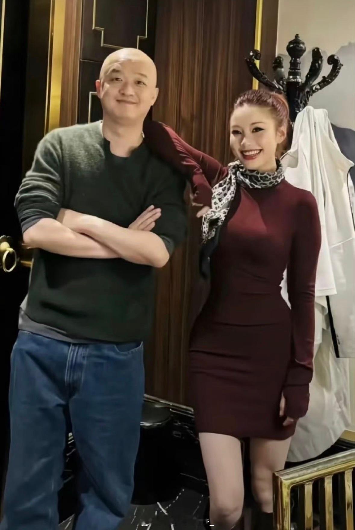 万能的网友扒出来包贝尔和那位女士的合影 ​​​