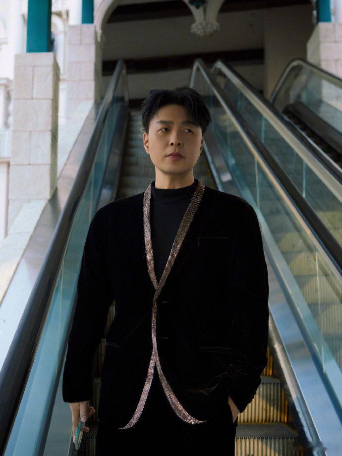 杜海涛近期状态  杜海涛近期状态令人惊艳，减肥成功后的他，颜值、气质双在线！求变