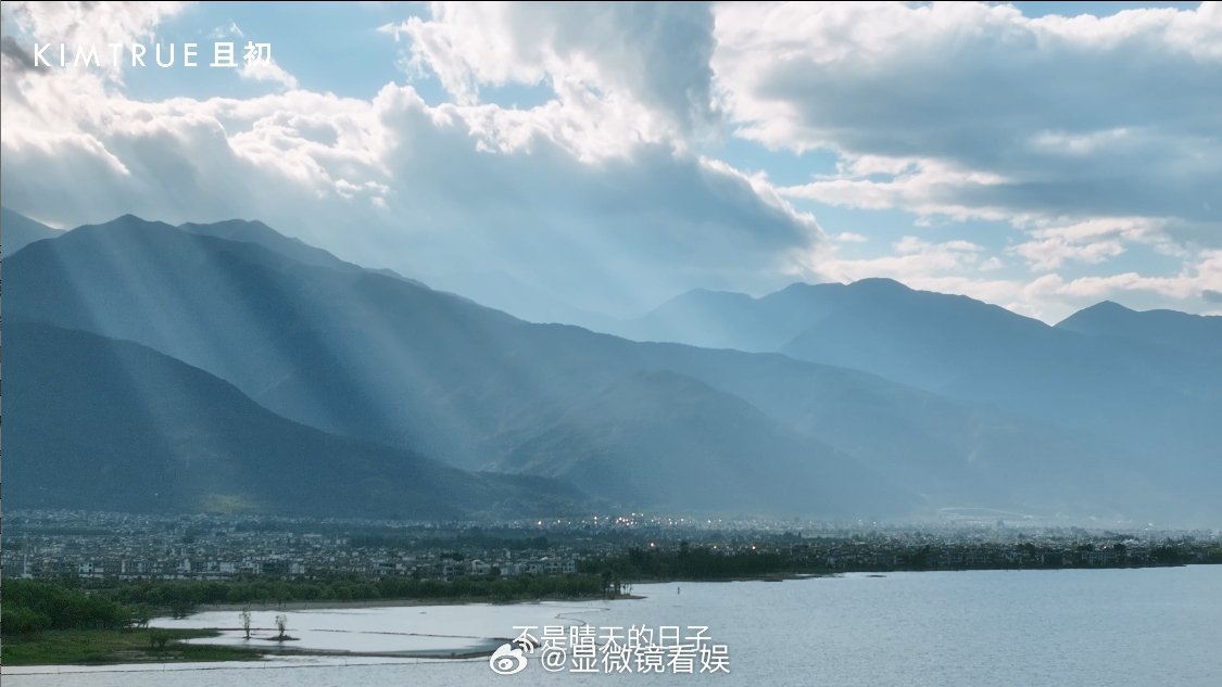 丁禹兮且初 丁禹兮在镜头前总是松弛自然，不管是静坐沉思还是缓步前行，都透着生活里