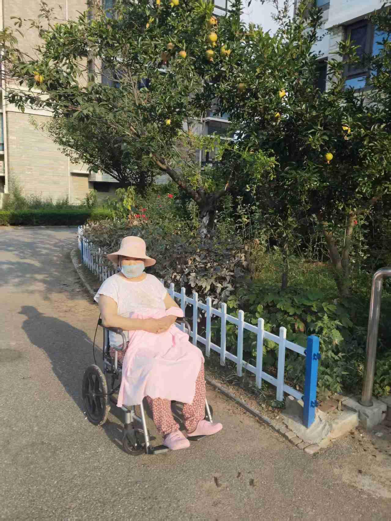今天是妈妈双腿不能走路的第225天，也是妈妈带状疱疹的第七十九天，妈妈昨天大多时