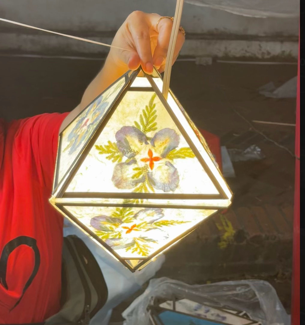 12块买了手作花纸灯 中间的红色小花很像一个小小的血色十字架 本想买昨天大家帮我