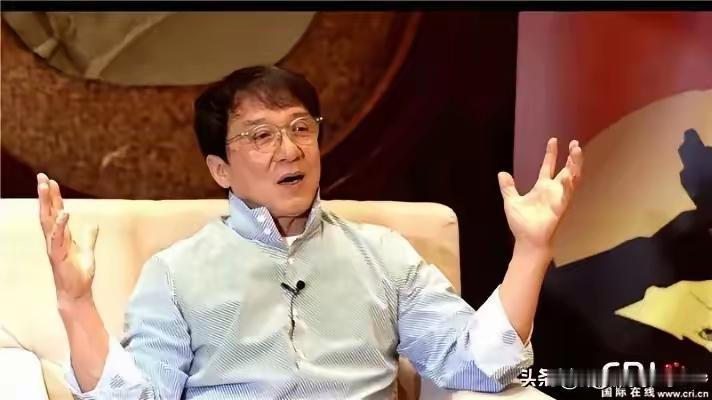 成龙说，很多移民走掉了。但那些移民现在全部后悔了，后悔的一塌糊涂。那时我就是坚定