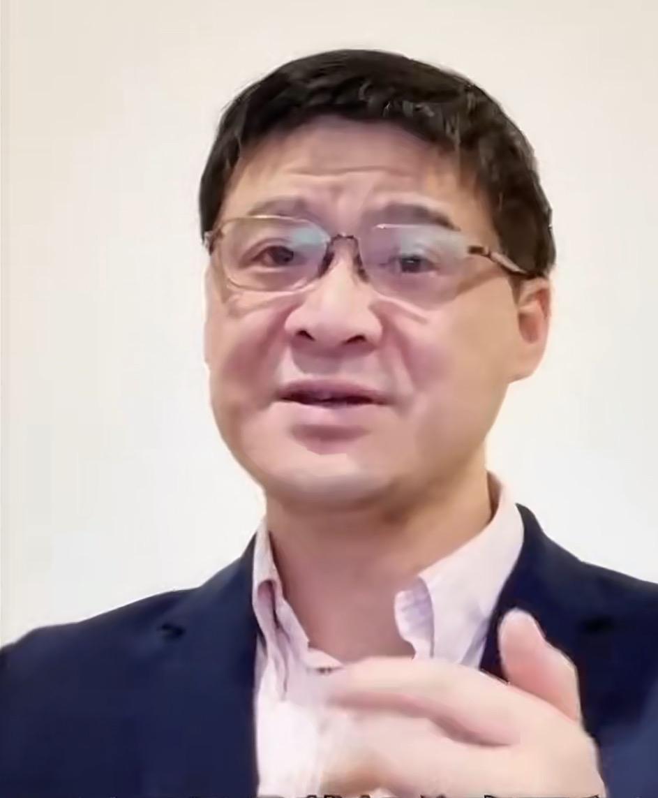 啥意思？消失很久的罗翔突然更新动态了，发了一个视频！

首先他状态略显疲惫，可能