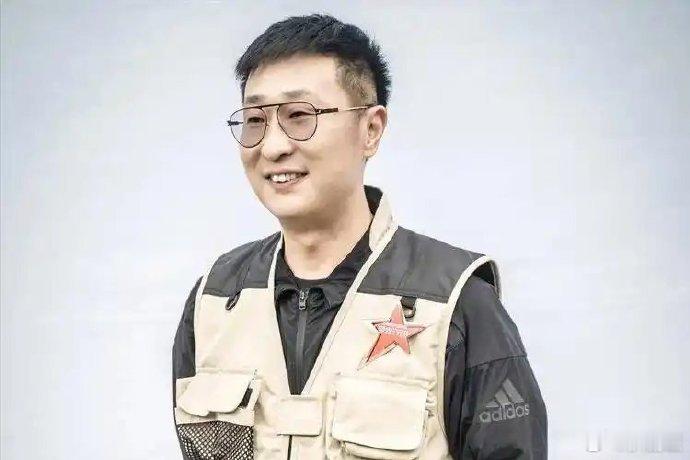 林永健舒适得像在演我周末  看林永健靠在沙发上，突然觉得周末有了盼头！工作再忙也