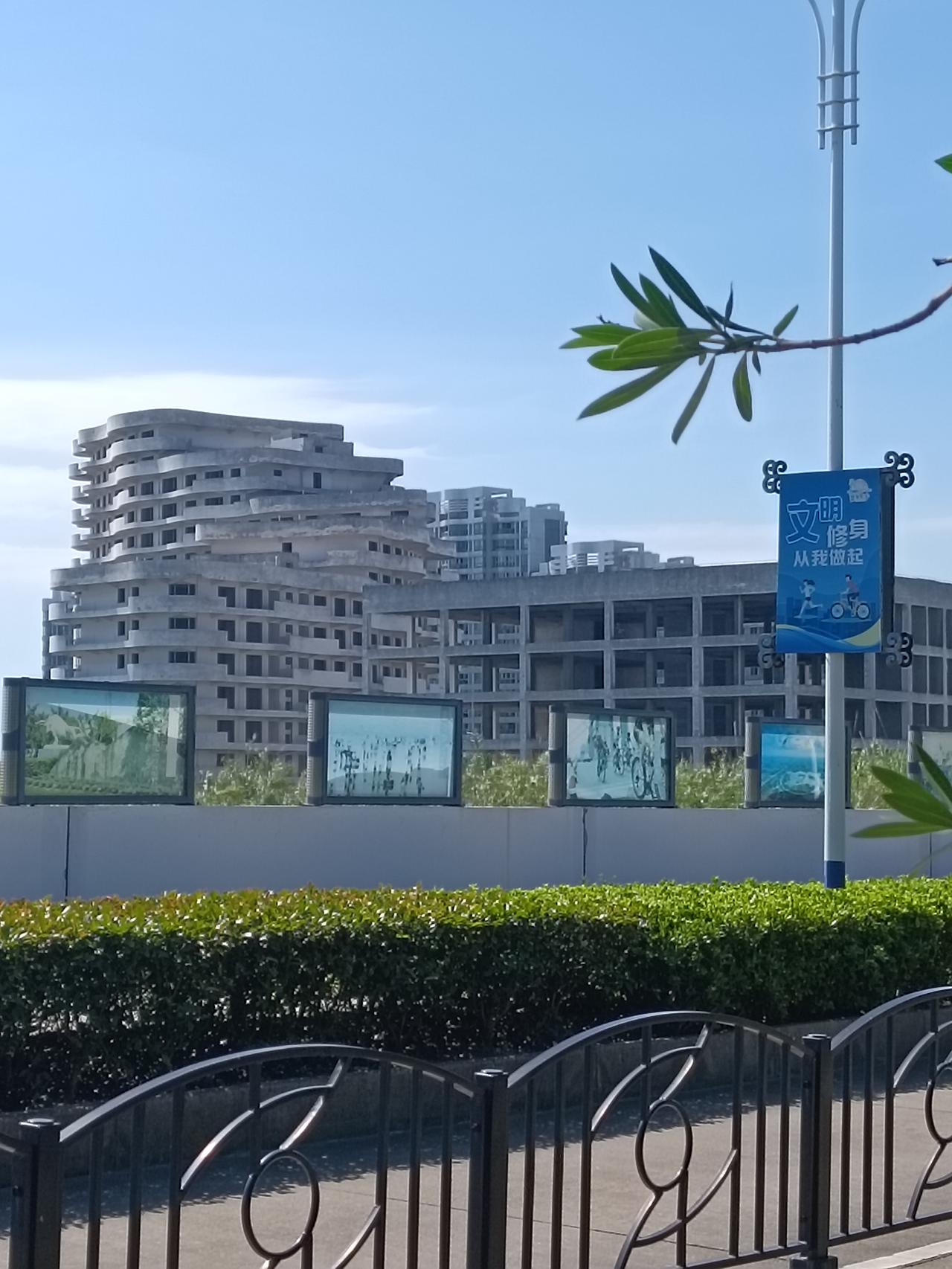 上海就找不到一片真正供人们踏足的海滩了吗？
昨天，带小朋友去奉贤的碧海金沙玩，才