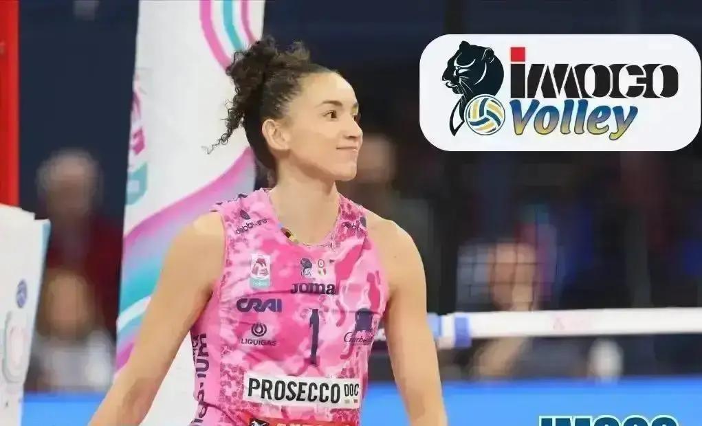 年薪缩水一半，她反而多打三年
 
朱婷离开土耳其那天，队医把冰袋塞进她膝盖，说再