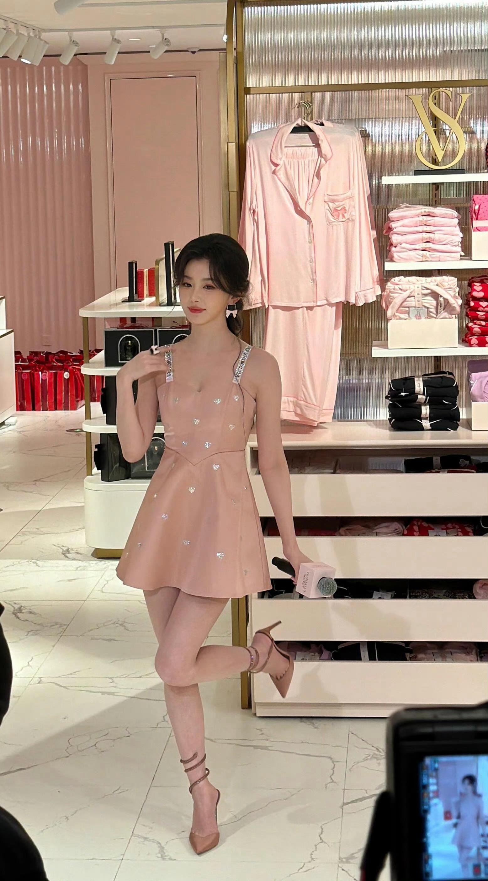 今天见识到吊带上带字母