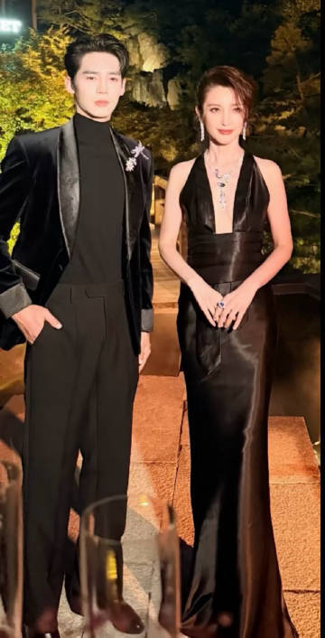 于适李冰冰豪门姐弟同框于适李冰冰尚美同框路透 ​于适李冰冰同框完全是豪门姐弟啊~