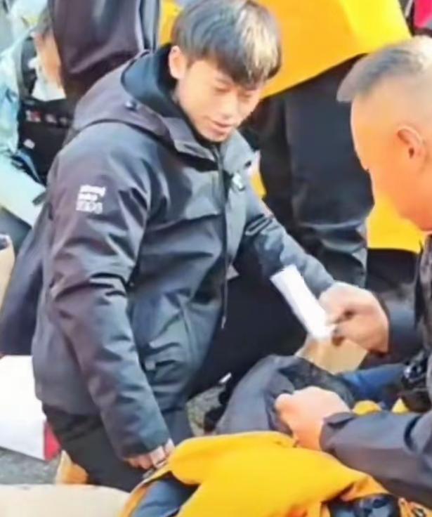 张家界荒野求生决赛出现双标争议，这操作也让人看不懂了。
选手林北口袋里被查出带了