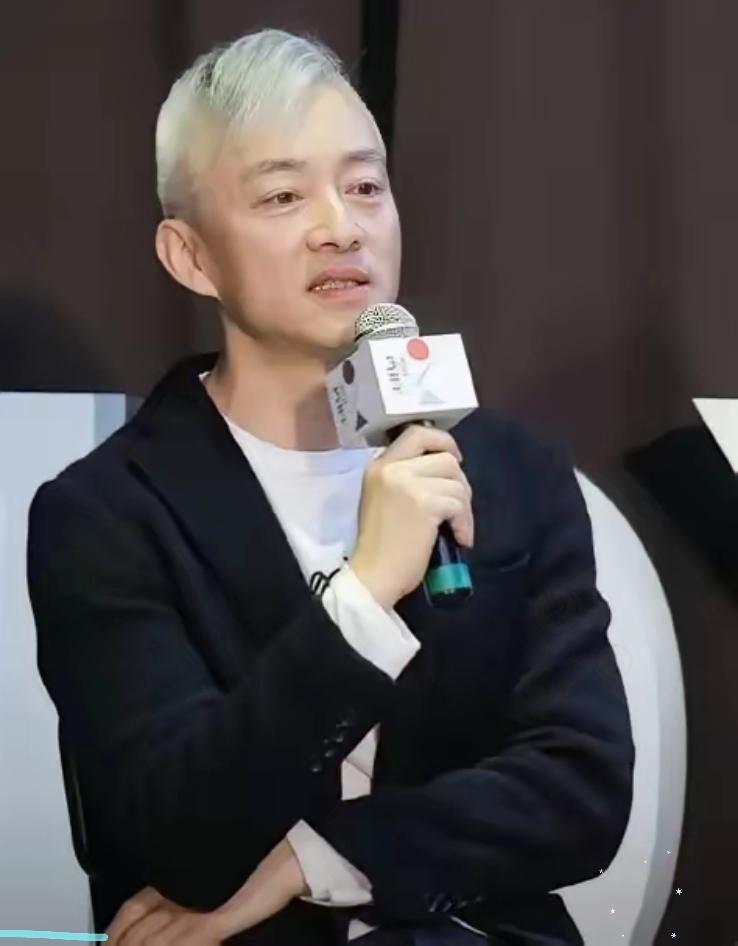 这下是真沸腾了！全网压根藏不住——56岁的亚宁居然官宣复出了，满头白发却还那股帅