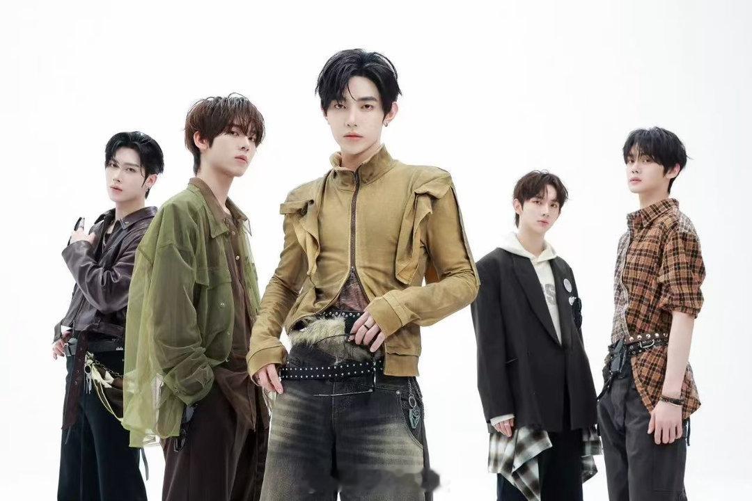 林宥嘉蹲下来为你擦鞋林宥嘉巡演 他的live不是从头炸到尾的那种，是慢慢把你拉进