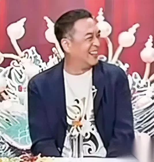 张嘉译去董宇辉直播间

那表情真反常

居然笑到满脸褶子都挤成一团，半点儿没端老