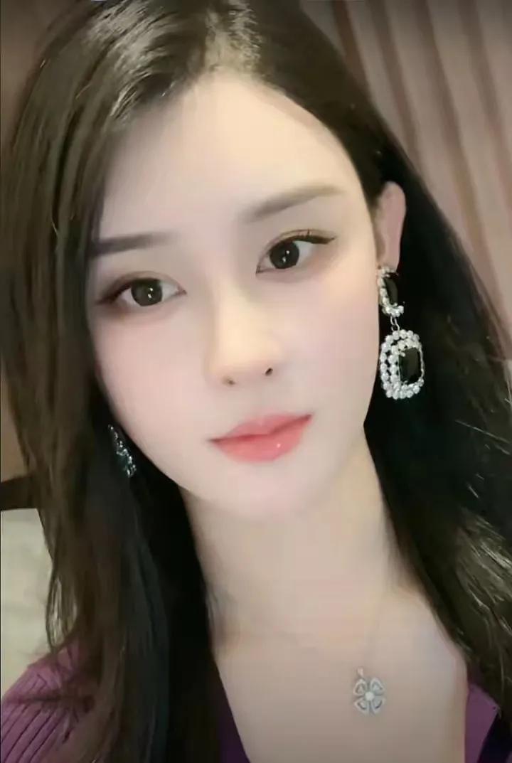 小雅曾怀揣着对爱情的憧憬，却逐渐发现，真心似乎总是藏匿在屏幕之后。她的故事，是一