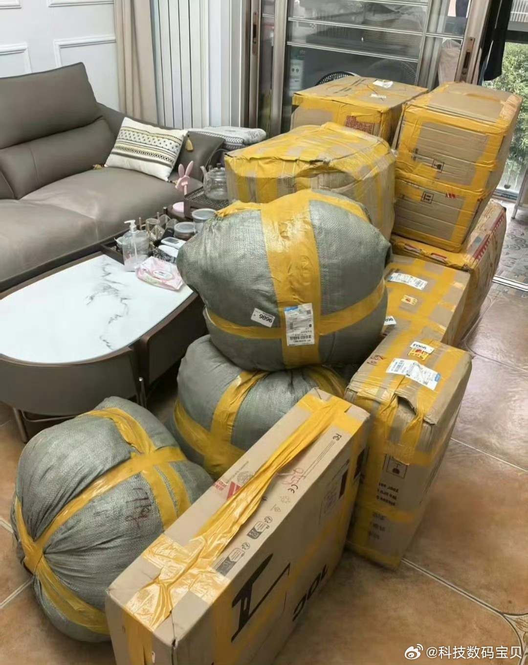 女儿毕业寄回几百斤包裹妈妈天塌了天啊这么多东西我就好奇她宿舍怎么放的下的？想当年