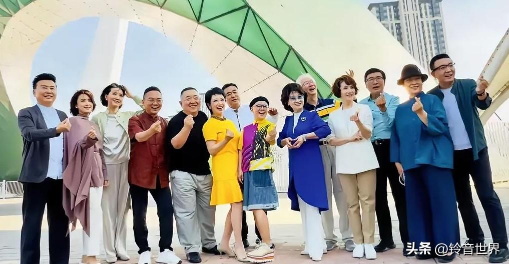 谁能说出藏在最后，笑得特开心的儒雅老者是谁。只露出一张脸，一只手优雅地向上托举，