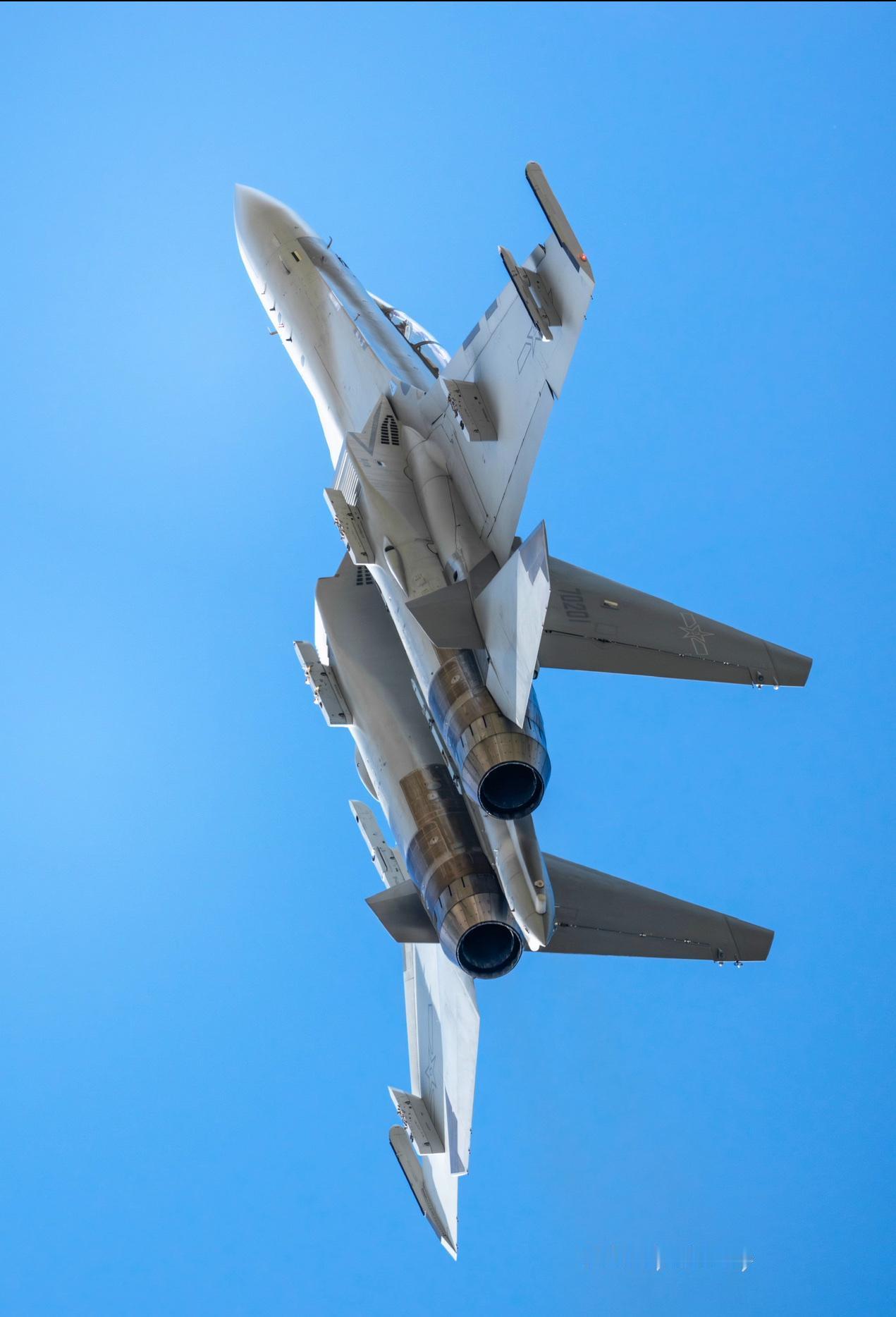 记住它，就是它，锁定两架F22！